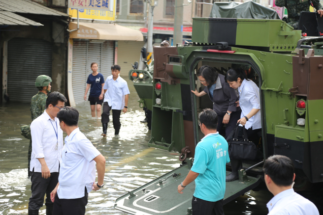 圖為2018年8月25日，總統蔡英文從雲豹車下車「撩水」勘災。（資料照,張亦惠攝）
