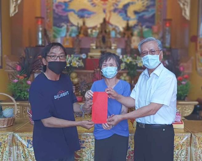 官弱勢居民阿順（左）感謝天公廟主委郭三榮（右）的幫忙，中為梓官區社會課長。（蚵里里長鄭柏政提供／林瑞益高雄傳真）