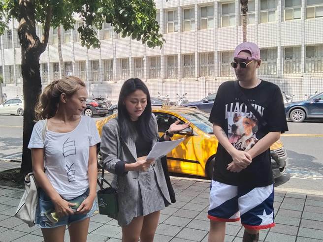 绿党主席李菁琪（中）11日在音乐创作者、粉专女网红2人陪同下，到台北地检署告发特斯拉负责人伊隆．马斯克涉嫌引诱他人施用二级毒品罪。（陈志贤摄）