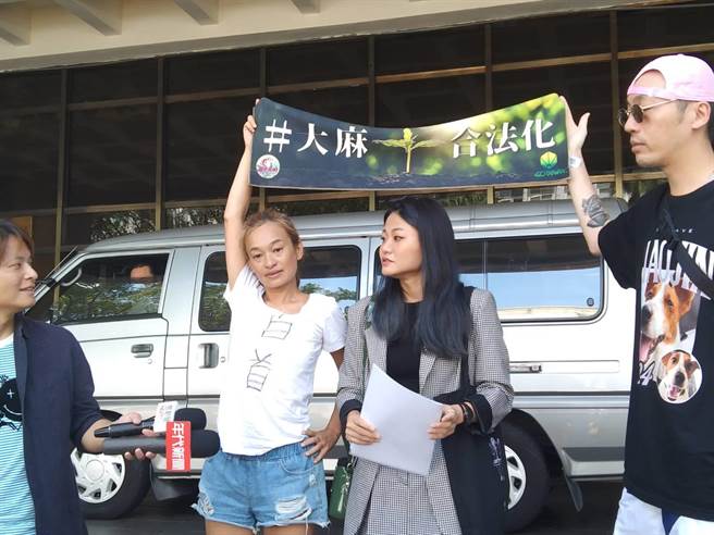 绿党主席李菁琪（中）11日在音乐创作者、粉专女网红2人陪同下，到台北地检署告发特斯拉负责人伊隆．马斯克涉嫌引诱他人施用二级毒品罪。（陈志贤摄）