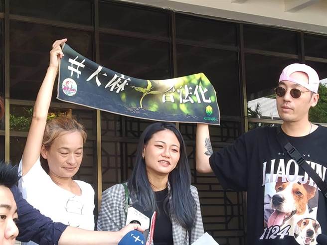 绿党主席李菁琪（中）11日在音乐创作者、粉专女网红2人陪同下，到台北地检署告发特斯拉负责人伊隆．马斯克涉嫌引诱他人施用二级毒品罪。（陈志贤摄）