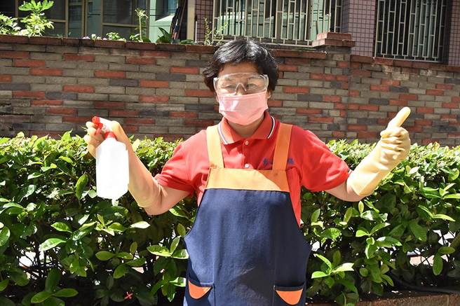 医师提醒，清洁消毒作业时应戴上护目镜、口罩及手套个人防护装备。（彰基提供／孙英哲彰化传真）