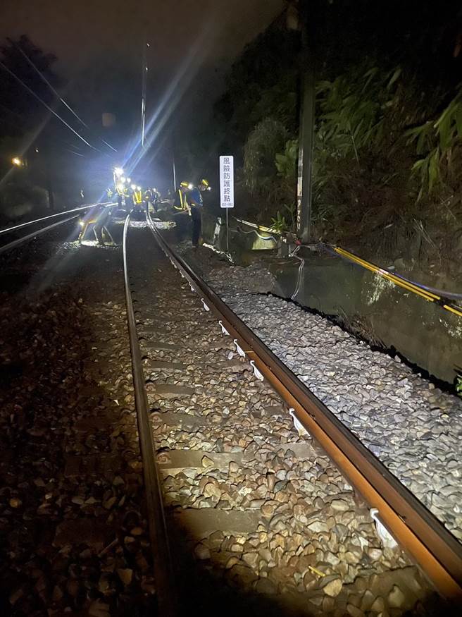 台鐵漏夜搶修因豪雨流失的鶯歌至桃園之間路基。（台鐵提供／簡立欣台北傳真）