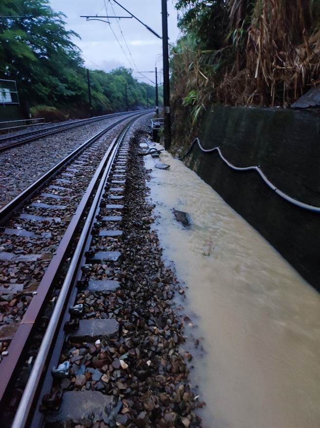 台鐵與鐵道局將檢討鳳鳴站排水情況。（台鐵提供／簡立欣台北傳真）