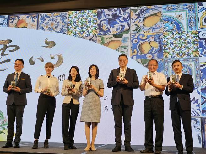 云朗观光董事长辜怀如（中）、云朗观光集团执行长张安平（右三）宣布云品改装重新开幕。（黄琮渊摄）