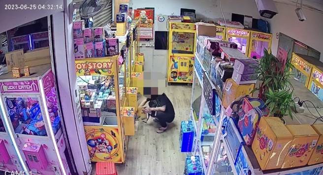 丁嫌行窃过程全都录。（翻摄照片／洪靖宜高雄传真）