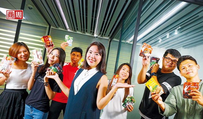 金丰盛二代、行销总监罗匀娸（中）先投资分切厂拚活下来，又再创同业之先，找百万YouTuber代言开发出新客群。 (摄影・杨文财)