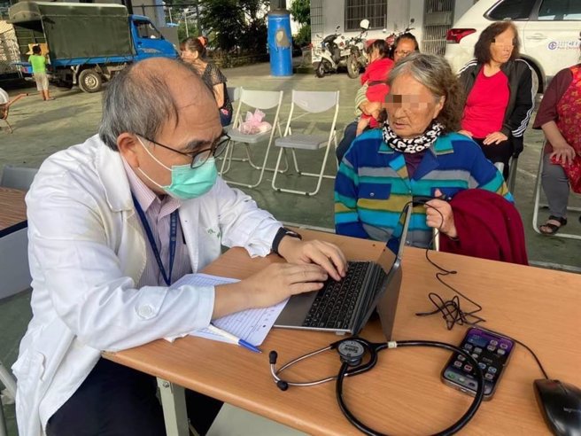 埔基5天来在仁爱乡部落150人提供医疗服务与关怀，发现抢救身心俱疲村民因担忧出现肠胃不适等症状。（埔里基督教医院提供／杨静茹南投传真）