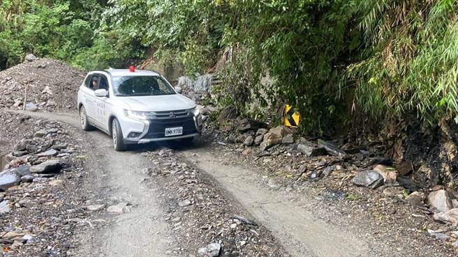 埔基山地医疗护理长曾宝玉提供路况，当地司机杨翼鸿引领下，医疗团队深入部落提供医疗服务及关怀。（埔里基督教医院提供／杨静茹南投传真）