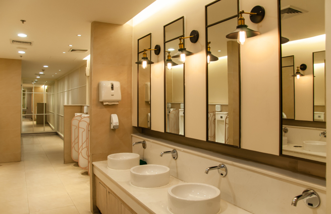 女网友在百货公司厕所惊见一群年轻女生席地而坐化妆，霸占走道还理直气壮，让她怒批「没水准」。（示意图／Shutterstock）