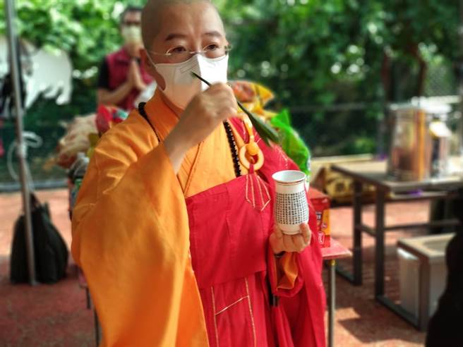 新北市動保處今年與佛光山金光明寺合作，舉行中元山海動物聯合祈福法會，為眾生動物超度祈福。（新北市動保處提供）