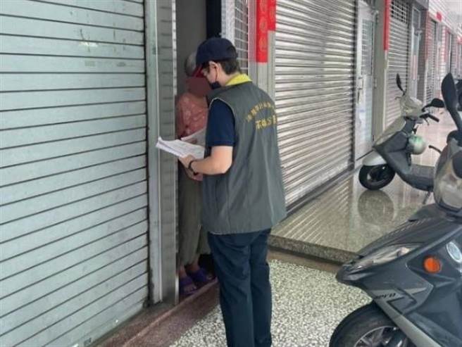 执行人员至滞欠百万防疫罚锾庄男住家现场执行。（行政执行署高雄分署提供／袁庭尧高雄传真）