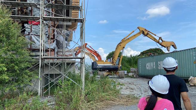 宜蘭冬山慈濟祖宮遭縣府強制拆除。（吳佩蓉攝）