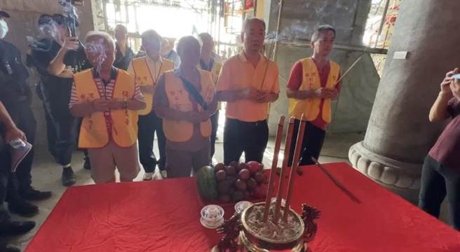 廟方人員擲筊請示是否遷出，未獲得3個聖筊。（吳佩蓉攝）