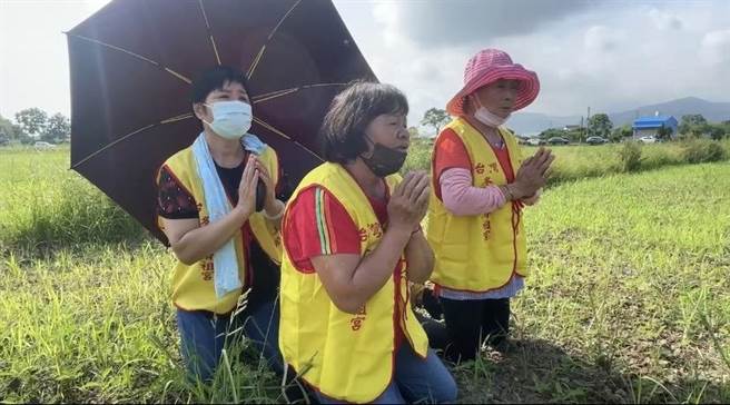 信徒跪在廟前田中落淚。（吳佩蓉攝）