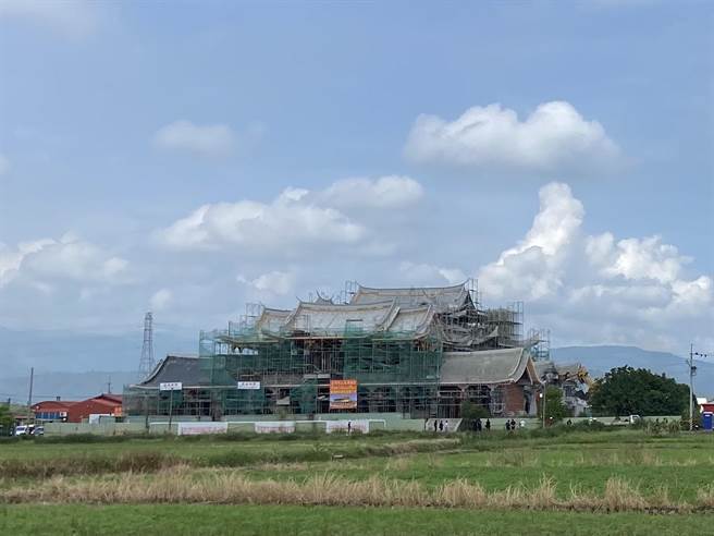 慈濟祖宮2000坪建物全為違建，縣府多次勒令停工，廟方仍拒絕拆除。（吳佩蓉攝）