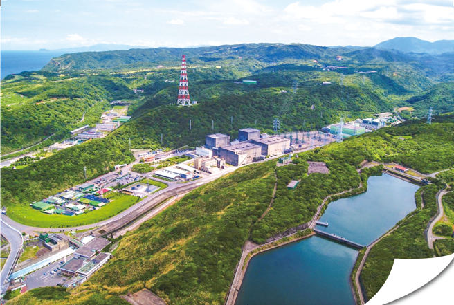 核一厂空拍图，核一厂建造在谷地之间，厂区为狭长形，中间的方块建筑是反应炉与涡轮机，后方是变电站。(图/台湾电力公司)