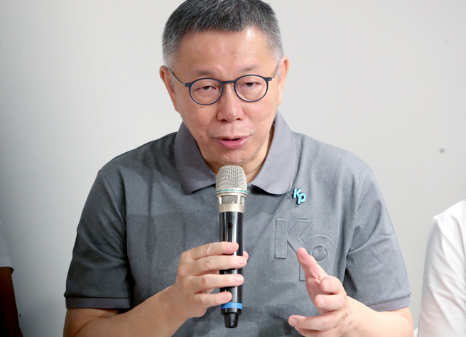 民眾党主席柯文哲11日出席「KP沉浸式上班」第二波募款兑换小物开箱活动，受访时再次重申，他会以民眾党总统参选人的身分参选这次的总统大选。（郑任南摄）