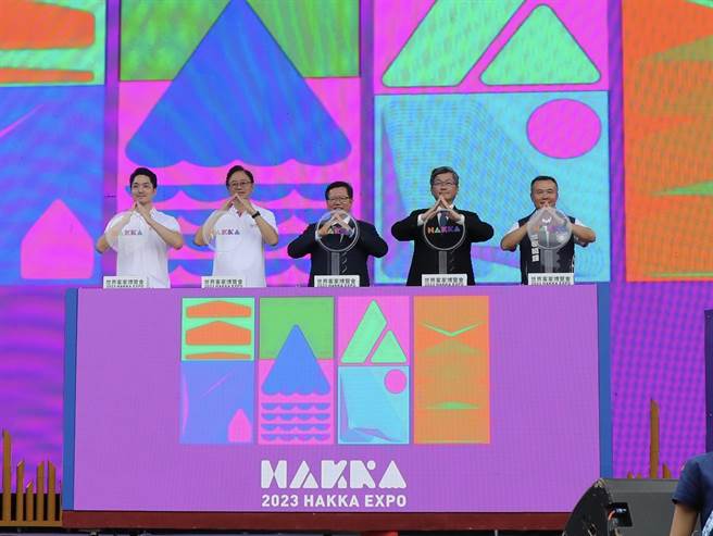 台北市斯文首善社宅漏水，台北市長蔣萬安（左一）11日表示，已指示都發局啟動全面社宅體檢。（蔡明亘攝）