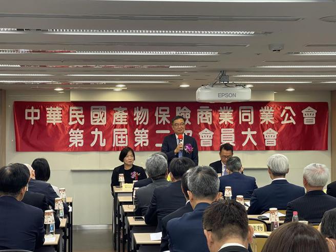 （產險公會召開第九屆第二次會員代表大會，理事長李松季表示，將研擬電動車專屬保單。圖／黃惠聆攝）