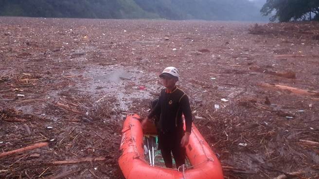 漂流木一望无际，深达1公尺以上，造成仁爱消防分队橡皮艇完全被漂流木卡住。（民眾提供／杨静茹南投传真）