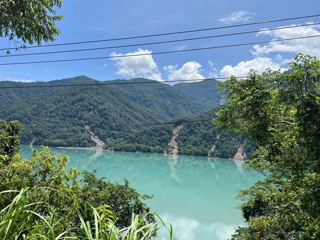 仁爱乡连下2天超大豪雨，周边保育山林不堪超大豪雨冲刷多处土石流，造成湖边满是漂流木。（民眾提供／杨静茹南投传真）