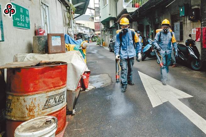 农业部率先发函指出「被保险人如从农感染登革热，配合法定传染病防疫预防及管理措施，致无法外出务农，属农职保保障范围」，至少可领取11天给付、5786元，因此住院、死亡也可则领取61万2000元的丧葬津贴。（报系资料照）