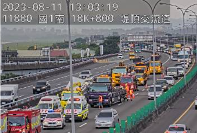 国1北上堤顶交流道「4车连环撞」！小货车翻覆酿回堵11K。(翻摄高速公路1968)