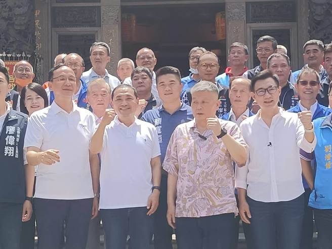 国民党总统参选人侯友宜11日首度到大甲镇澜宫参拜，董事长顏清标、副董郑铭坤亲自出面接待。（陈淑娥摄）