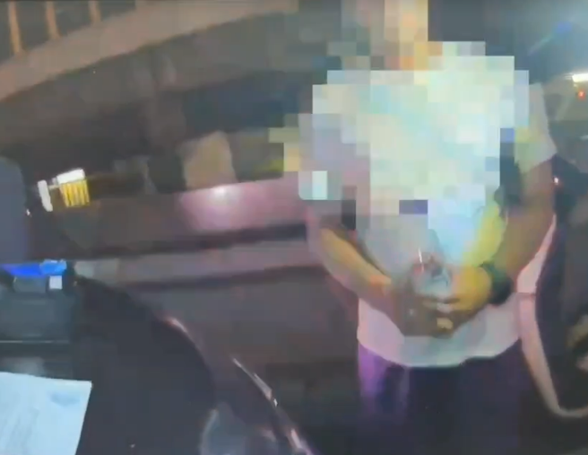 酒测画面曝！马国毕酒驾遭拦，神情紧张「双手紧握宝特瓶」仍超标。(翻摄画面)