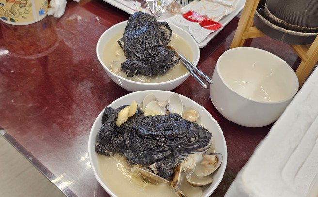 雲林「霸氣蛙蛙」趴拉麵碗 ，引起網友討論。（圖／讀者提供）