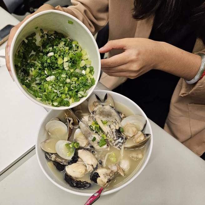 雲林「青蛙拉麵」除了有一隻大青蛙，還有加上海線蛤仔、莿桐蒜頭、台酒米酒與蔥花當配料。（圖／讀者提供）