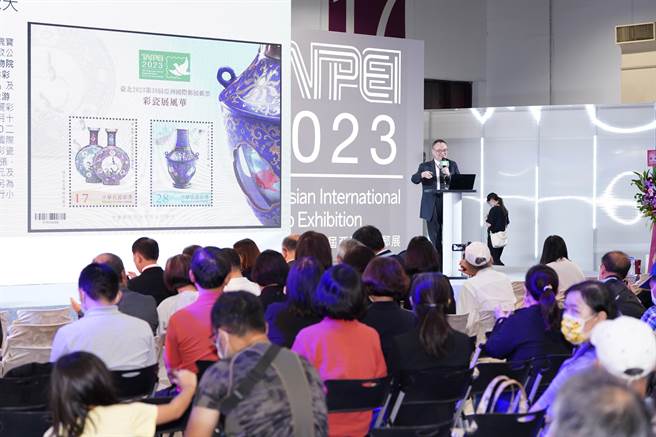 国立故宫博物院院长萧宗煌介绍邮票中的百年故宫典藏珍品。（中华邮政提供／简立欣台北传真）