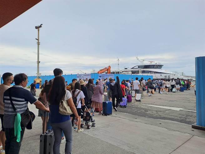 500多名乘客被延误2小时，终于等到蓝鹊轮折返布袋港搭载他们了。（郑俊华提供／廖素慧嘉县传真）