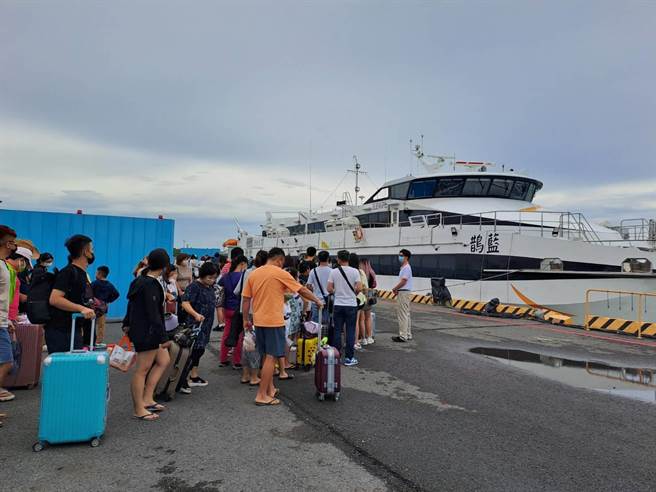 蓝鹊轮今天中午折返布袋港搭载被延误的500多名乘客上船。（郑俊华提供／廖素慧嘉县传真）
