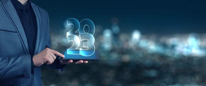 由於國發會公布六月景氣對策信號仍呈13分藍燈低檔處，顯示經濟實質面並未改善，加上主計處認為GDP保2有難度，因此半年報好壞攸關個股股價走勢，即便下半年景氣依舊不好，個股財報佳者也具防禦效用，那麼秉持三條件選股短線賺價差，中長線則具保護性，其一是Q2獲利大於Q1；其二是四至六月營收逐月成長者；其三是本益比低於20倍或近日股價修正但未破月線者，短線賺價差，中長線則具保護性。（圖/理財周刊提供）