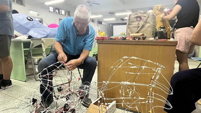 花灯需运用铁丝互相交缠才能塑形固定。（周丽兰摄）