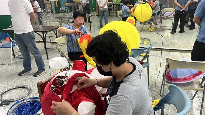 在北港国中举行的花灯研习，北港的国中小各校都推派老师学习。（周丽兰摄）