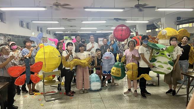 有些学员已完成作品，有些还是半成品。（周丽兰摄）