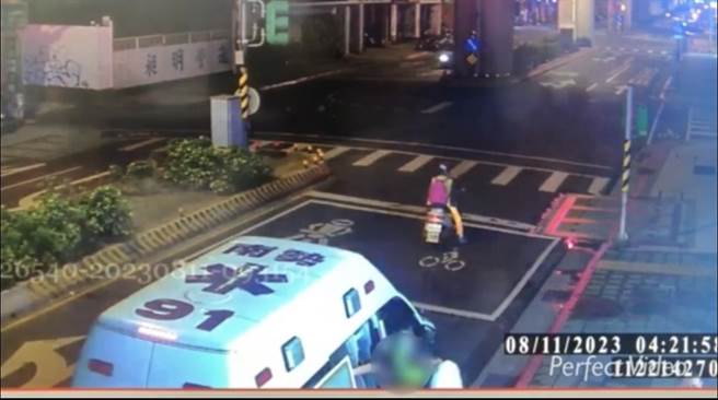 陶男遭不明尖锐物割伤后意识清楚，送医治疗（中和警分局提供）