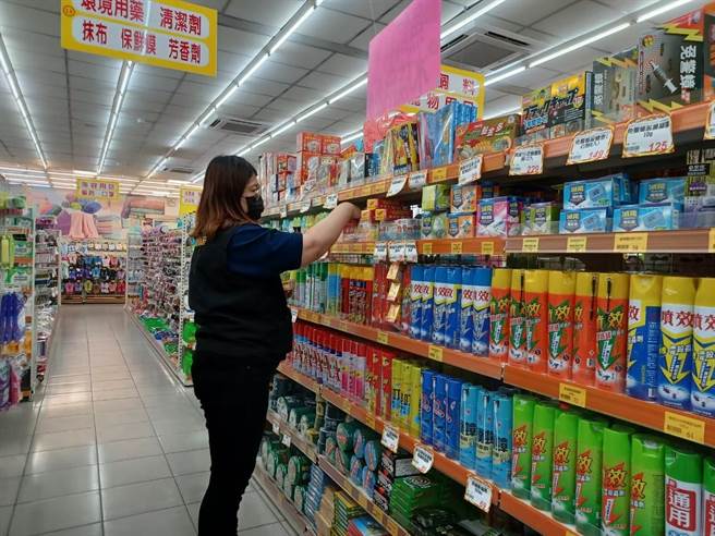 环保局到坊间市售环境用药查核，有无违法贩售。（花莲县环保局提供／王志伟花莲传真）