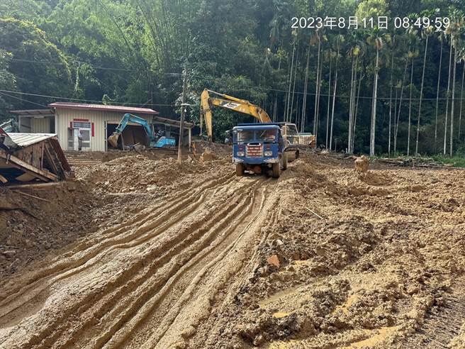 埔里镇蜈蚣里遭土石流侵袭，怪手协助復原。（南投县政府提供／杨静茹南投传真）