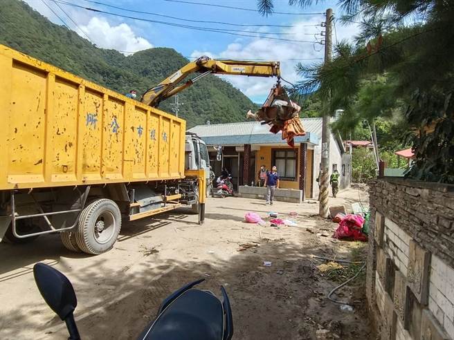清洁队支援抓斗车，协助受灾户清理废弃家具。（南投县政府提供／杨静茹南投传真）