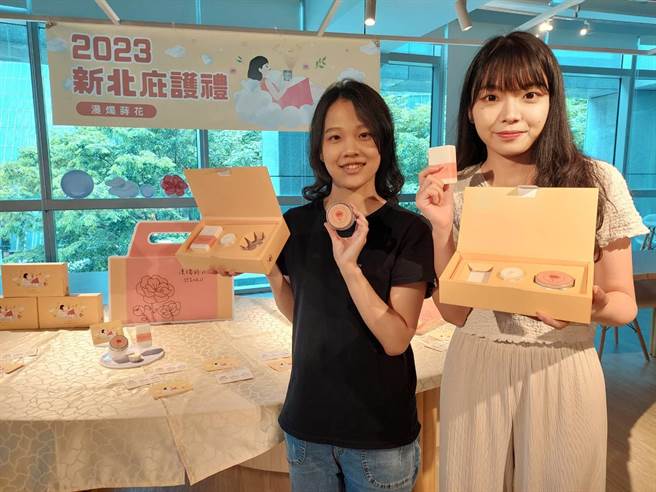 新北市劳工局今年与心路基金会合作辅导设立的慈佑庇护工场担纲，推出身障员工制作手工皂及香氛蜡烛组合成「漫烛莳花」礼盒。（陈慰慈摄）