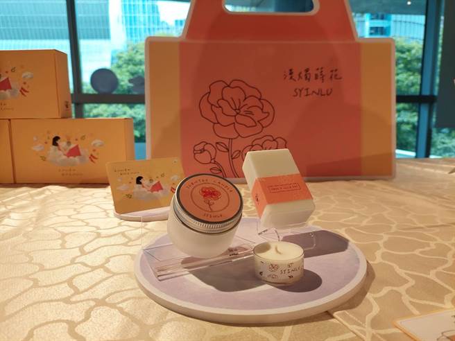 新北市劳工局今年与心路基金会合作辅导设立的慈佑庇护工场担纲，推出身障员工制作手工皂及香氛蜡烛组合成「漫烛莳花」礼盒。（陈慰慈摄）