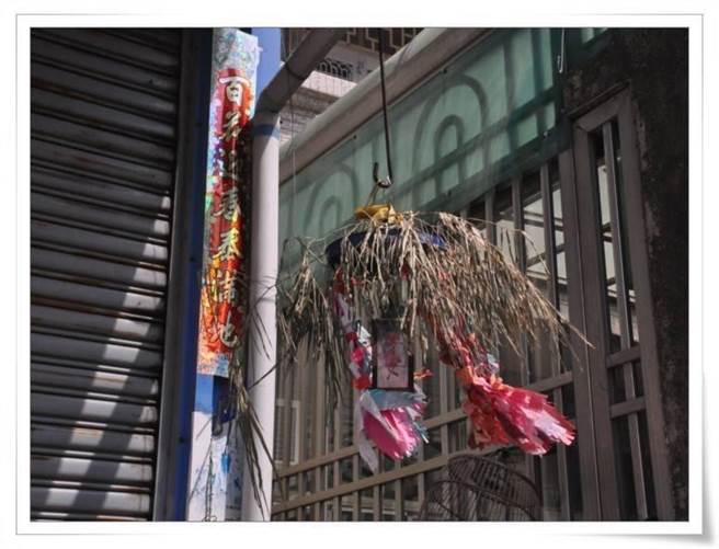 每逢鬼月，少数信徒会在门前作普渡光灯，提供好兄弟歇脚。（台南文史工作者谢奇峰提供／程炳璋台南传真）