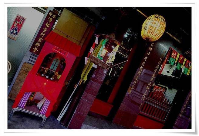 庙宇在门口以斗笠下挂上灯泡，即是提供好兄弟歇脚的普渡光灯。（台南文史工作者谢奇峰提供／程炳璋台南传真）