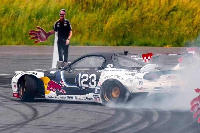 维斯塔潘展现甩尾技巧。(Red Bull提供)