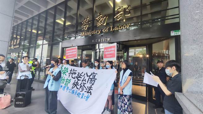 桃园市空服员职业工会今天指控有航空公司认定职灾速度缓慢，且认定过程中不给予原领工资，影响空服员生计。（林良齐摄）