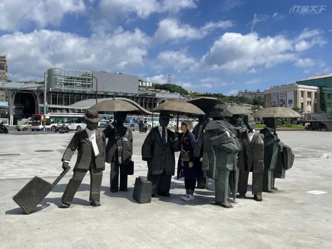 在今年10月前都可以看到朱铭大师作品「绅士」展示在海洋广场。（图／行遍天下提供）